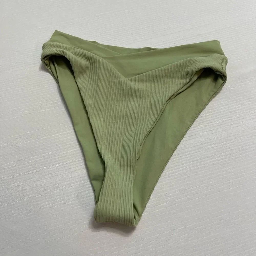 NWOT L*SPACE Bitsy Cut Green Bikini Bottoms Size Small New